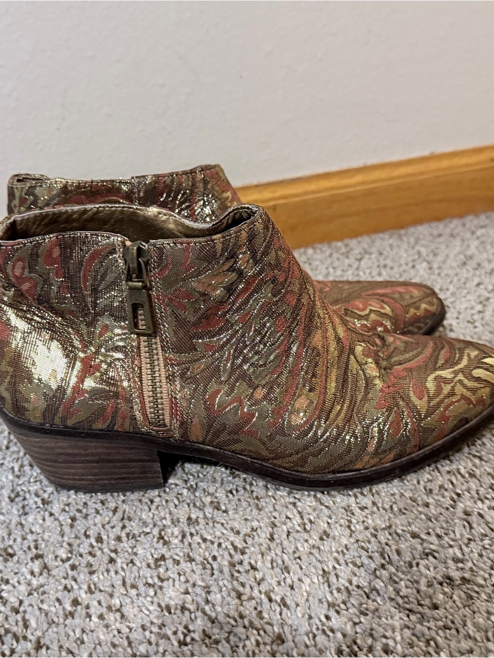 Very Volatile Women’s booties size 8